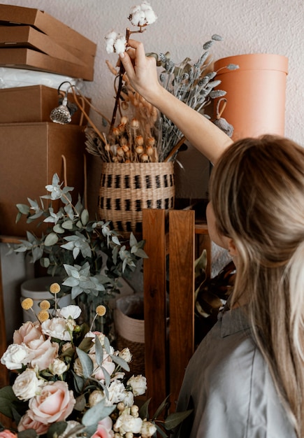 Femme faisant un bel arrangement floral