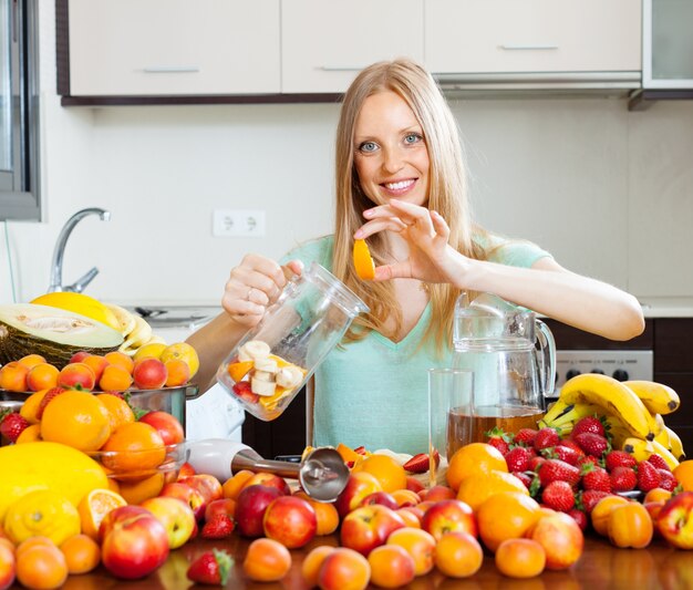 Femme faisant des boissons à partir de fruits