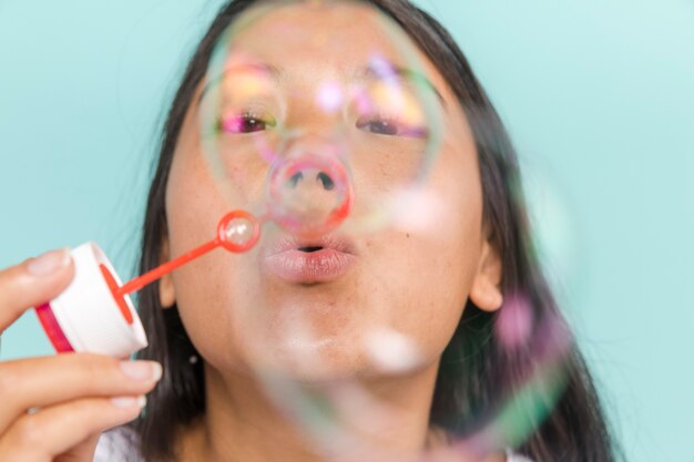 Femme faisant des bulles et les regardant