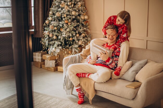 Femme faisant un cadeau de Noël à son petit ami