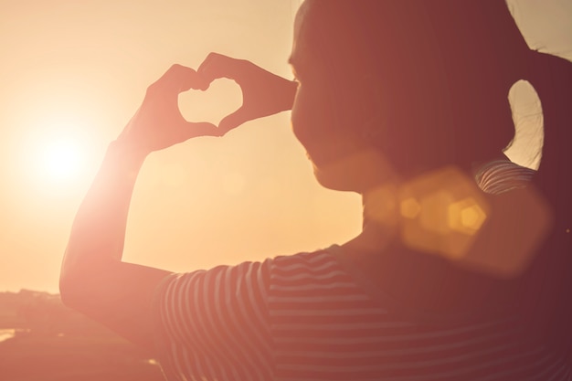 Photo gratuite femme faisant un coeur avec ses mains