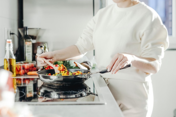 Photo gratuit femme faisant cuire des légumes sur la casserole