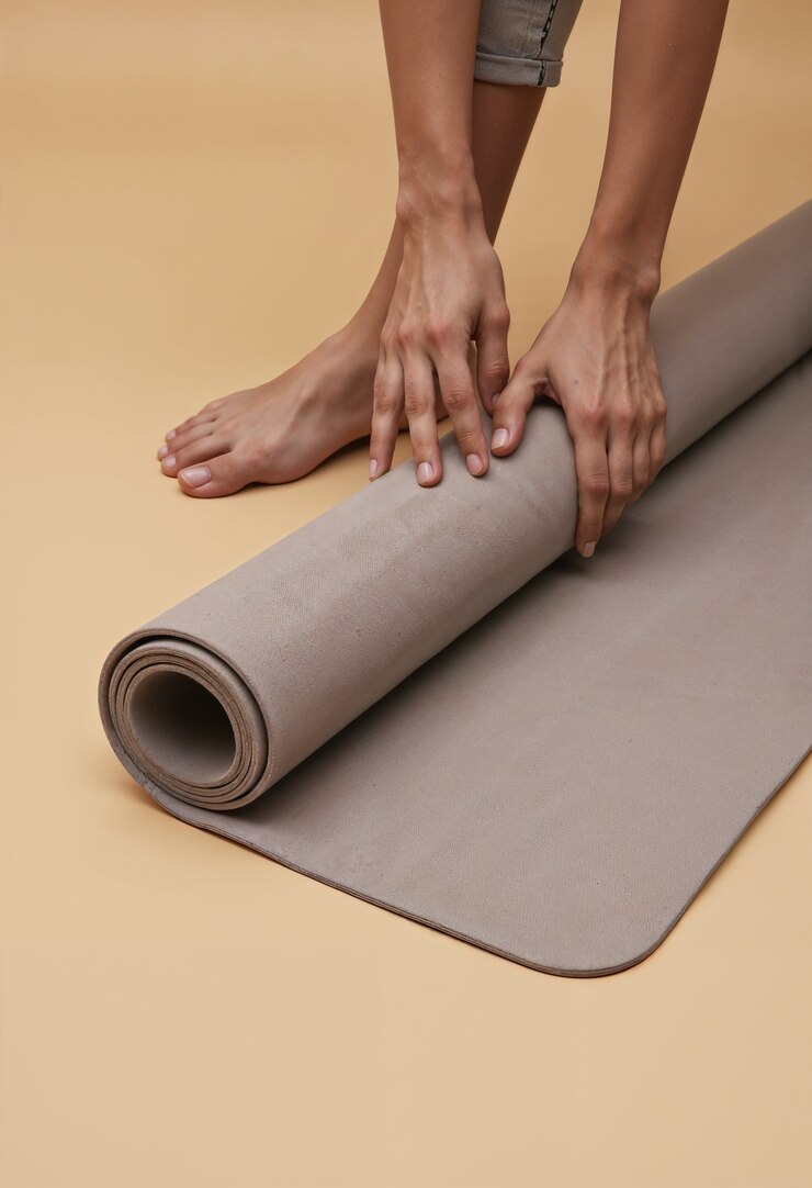 Femme faisant du fitness avec du matériel
