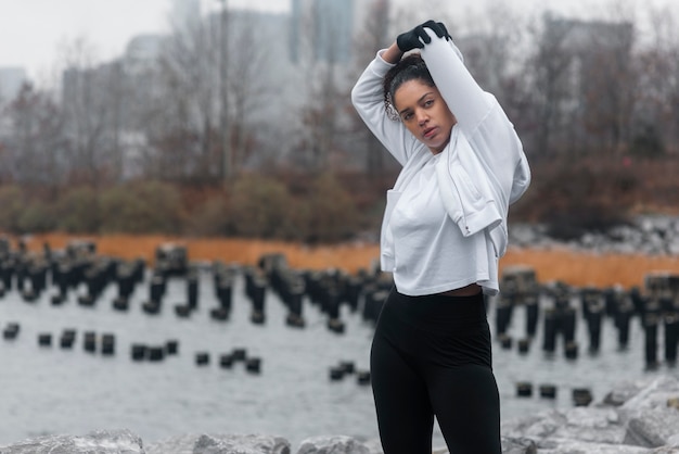 Photo gratuite femme faisant du jogging en hiver