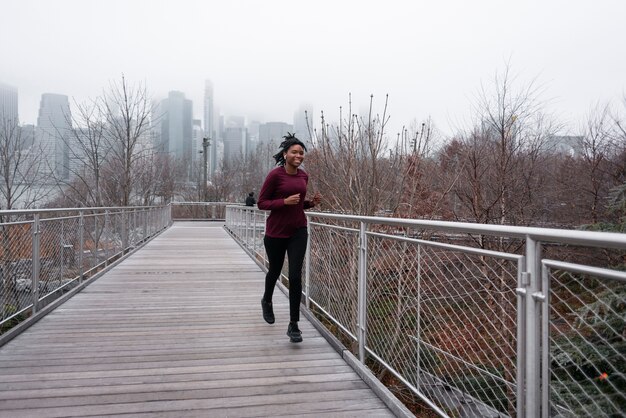 Femme faisant du jogging en hiver