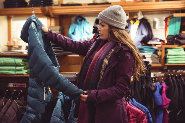 Femme faisant du shopping dans un magasin de vêtements