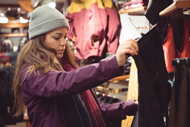 Femme faisant du shopping dans un magasin de vêtements