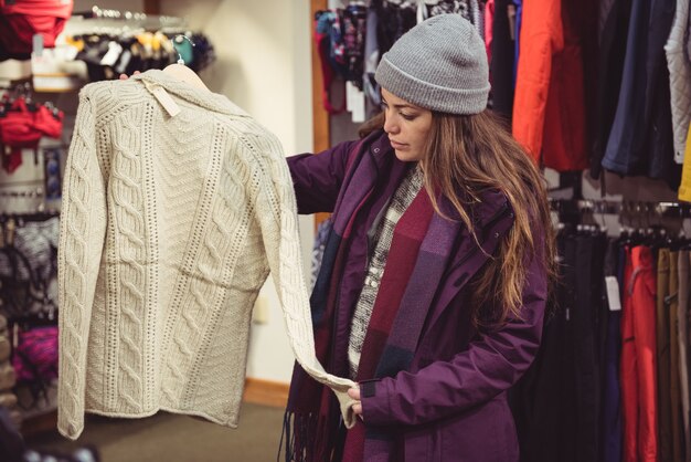 Femme faisant du shopping dans un magasin de vêtements