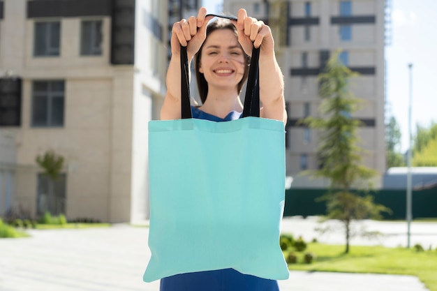Photo gratuite femme faisant du shopping avec un sac fourre-tout en tissu