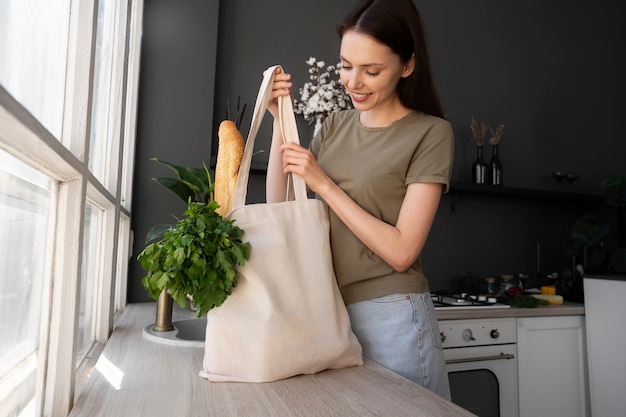 Femme faisant du shopping avec un sac fourre-tout en tissu