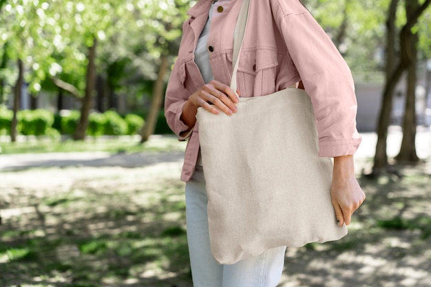 Femme faisant du shopping avec un sac fourre-tout en tissu