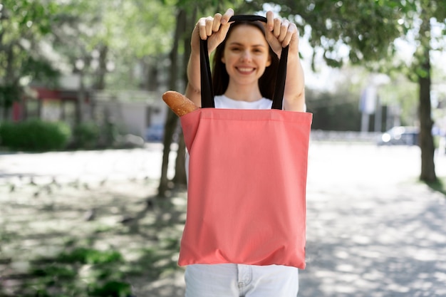 Femme faisant du shopping avec un sac fourre-tout en tissu