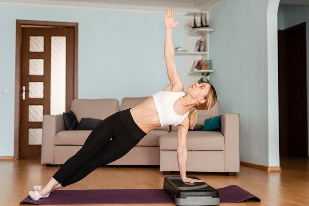 Femme faisant du sport à la maison