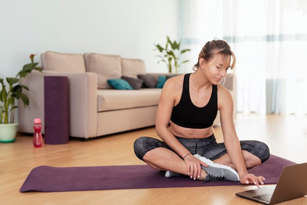 Femme faisant du sport à la maison