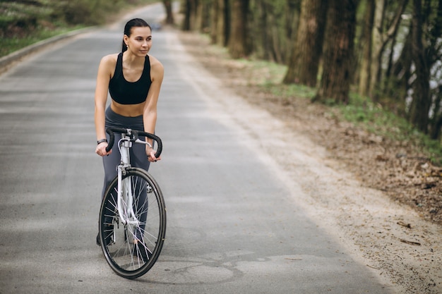 Femme faisant du vélo dans la forêt