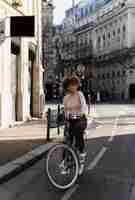 Photo gratuite femme faisant du vélo dans la ville en france