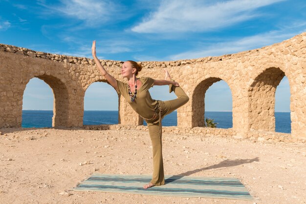 Femme faisant du yoga