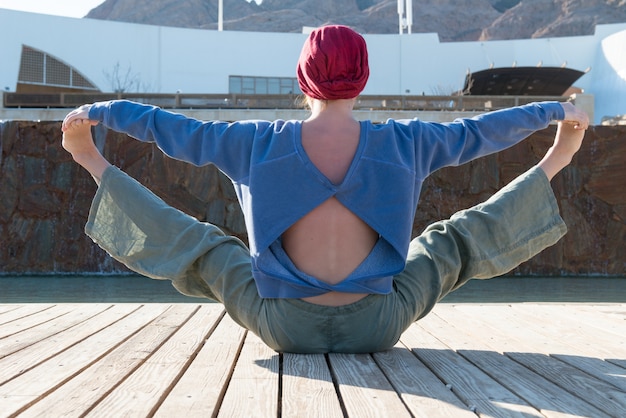 Femme faisant du yoga