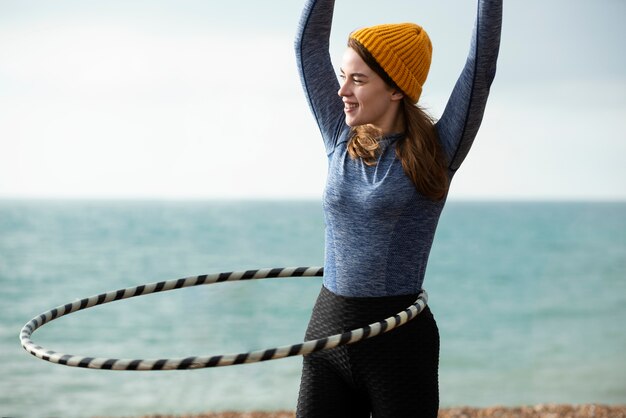 Femme faisant de l'exercice avec un cercle de hula hoop