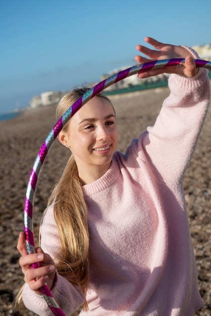 Photo gratuite femme faisant de l'exercice avec un cercle de hula hoop