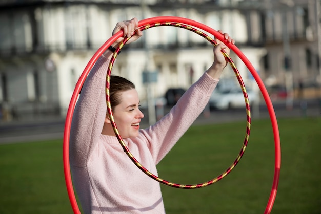 Femme faisant de l'exercice avec un cercle de hula hoop