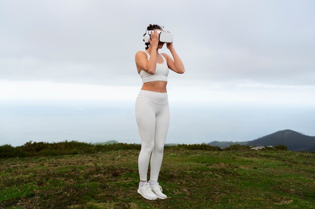 Femme faisant de l'exercice à l'extérieur dans la nature avec des lunettes vr