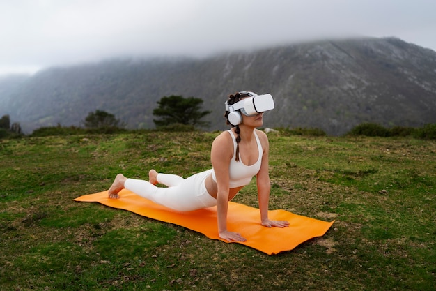 Photo gratuite femme faisant de l'exercice à l'extérieur dans la nature avec des lunettes vr