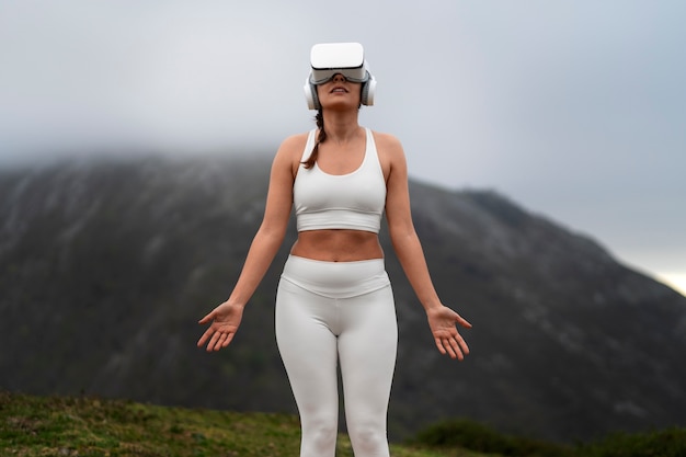 Photo gratuite femme faisant de l'exercice à l'extérieur dans la nature avec des lunettes vr