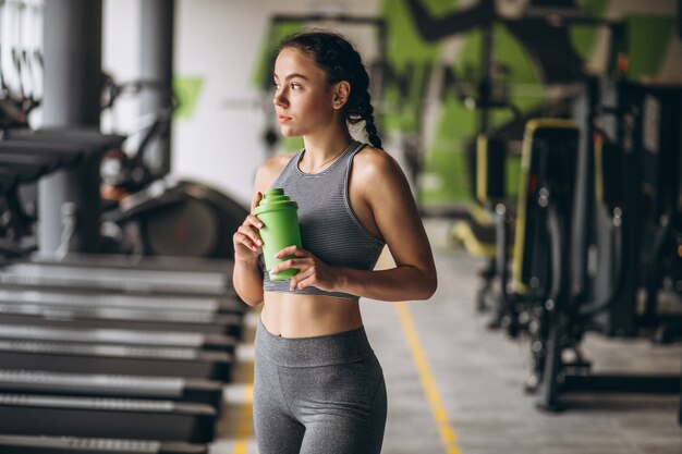 Femme faisant de l'exercice à la gym par elle-même