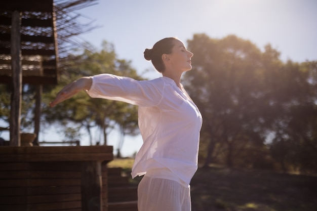 Photo gratuite femme faisant de l'exercice pendant un safari