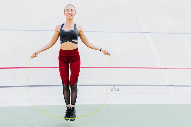 Femme faisant des exercices de corde à sauter