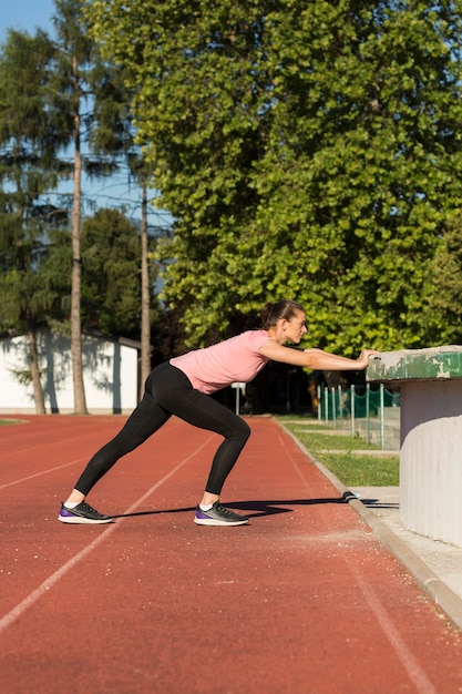 Femme faisant des exercices d'étirement