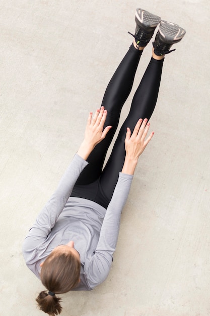 Femme faisant des exercices d'étirement