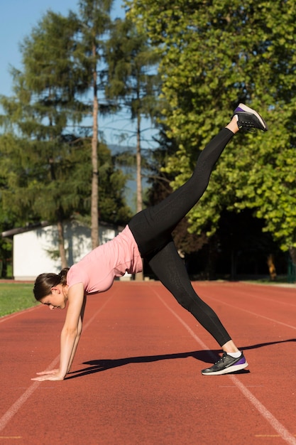 Femme faisant des exercices d'étirement