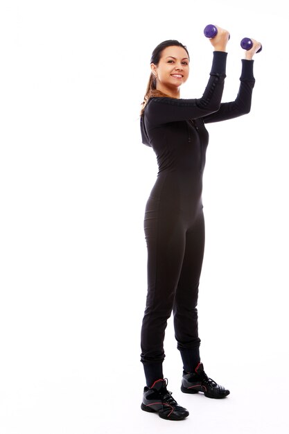 Femme faisant des exercices de fitness avec des poids