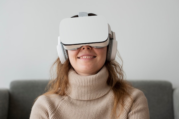Femme faisant l'expérience de la technologie de divertissement de simulation VR