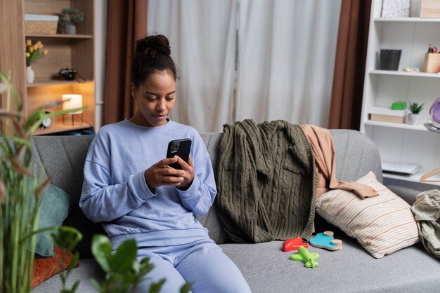 Femme faisant une pause dans le nettoyage de la maison