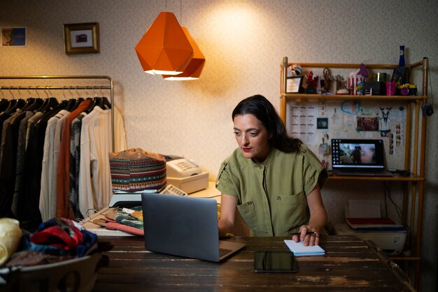 Femme faisant la promotion de vêtements d'une friperie