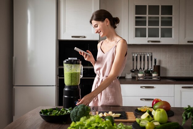 Femme faisant sa recette de jus