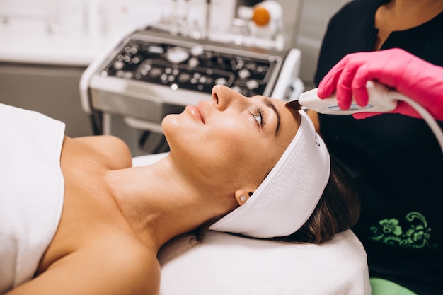 Femme faisant des traitements de beauté dans un salon de beauté