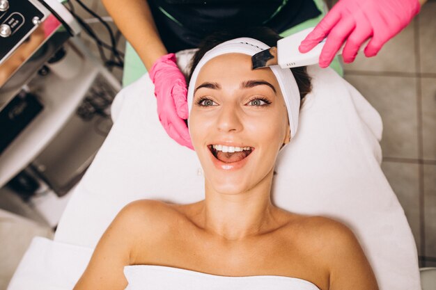 Femme faisant des traitements de beauté dans un salon de beauté