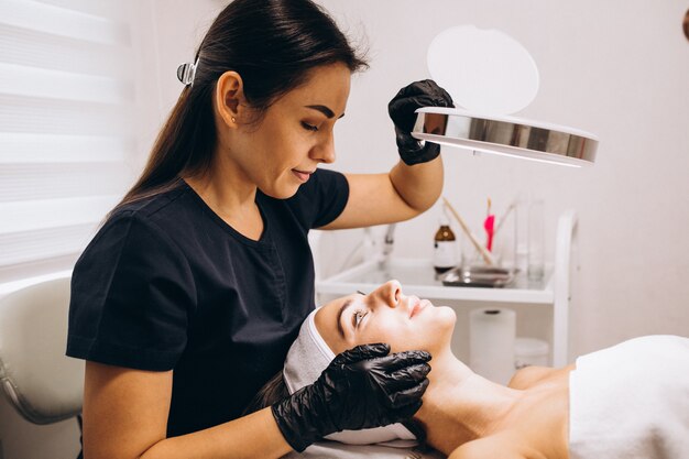 Femme faisant des traitements de beauté dans un salon de beauté