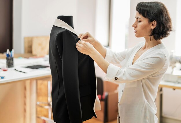 Femme faisant la veste