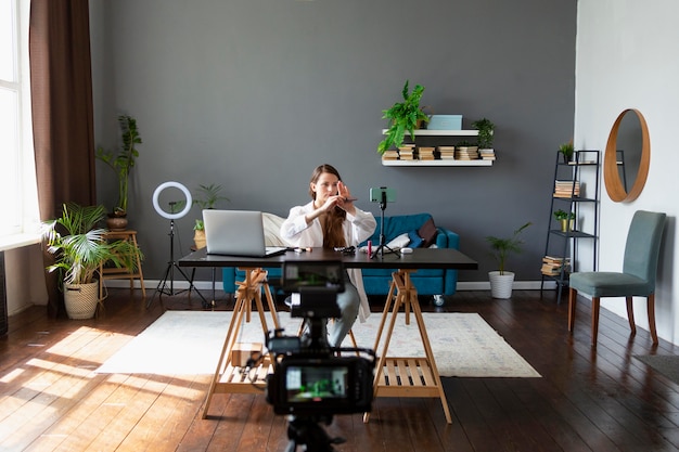 Femme faisant un vlog beauté avec son smartphone