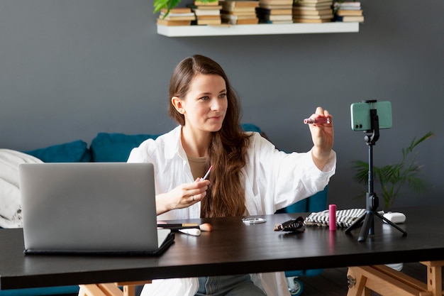 Photo gratuite femme faisant un vlog beauté avec son smartphone