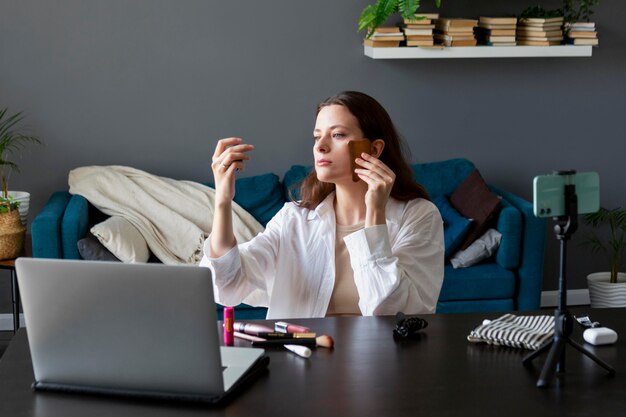 Femme faisant un vlog de maquillage avec son smartphone