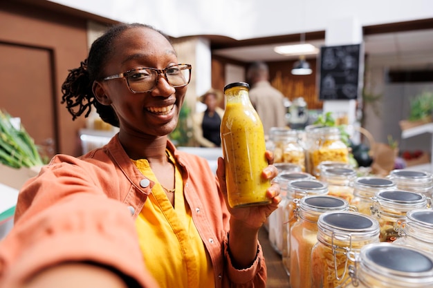 Photo gratuite une femme fait un appel vidéo dans un magasin local.