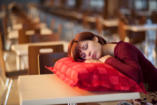 femme Fatigué de dormir sur un coussin