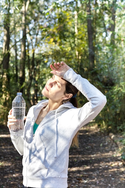 Photo gratuite femme fatigué l'eau potable et essuyer sa sueur