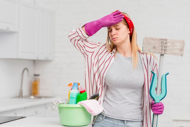 Femme fatiguée du nettoyage à la maison